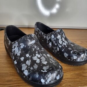 Crocs Floral Black and White Clogs Womens SZ 9